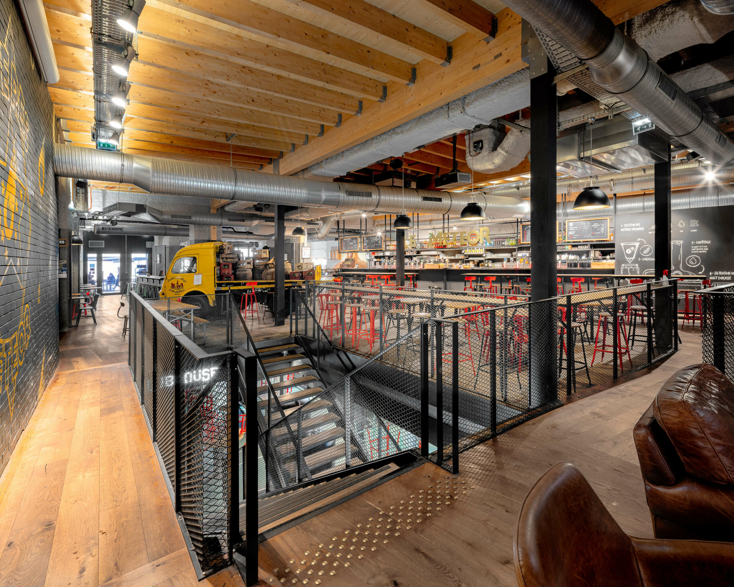 Ambiance industrielle à la Brasserie Météor – Photographe architecture intérieure Strasbourg
