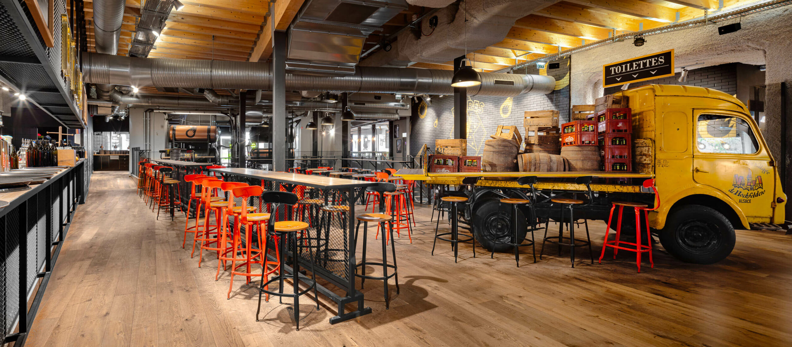 Camion Météor jaune intégré au décor – Photographie architecture restaurant Strasbourg