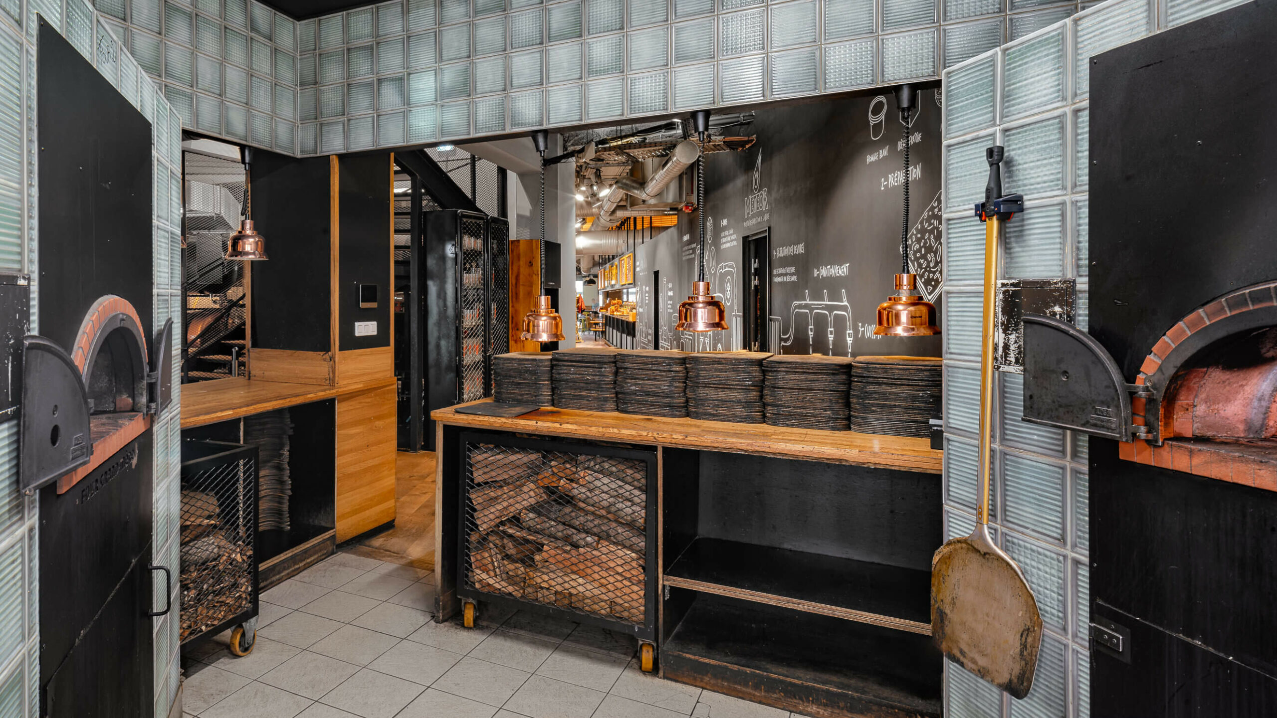 Four à bois et espace cuisine – Brasserie Météor Strasbourg, par un photographe d’architecture Michael Bouton