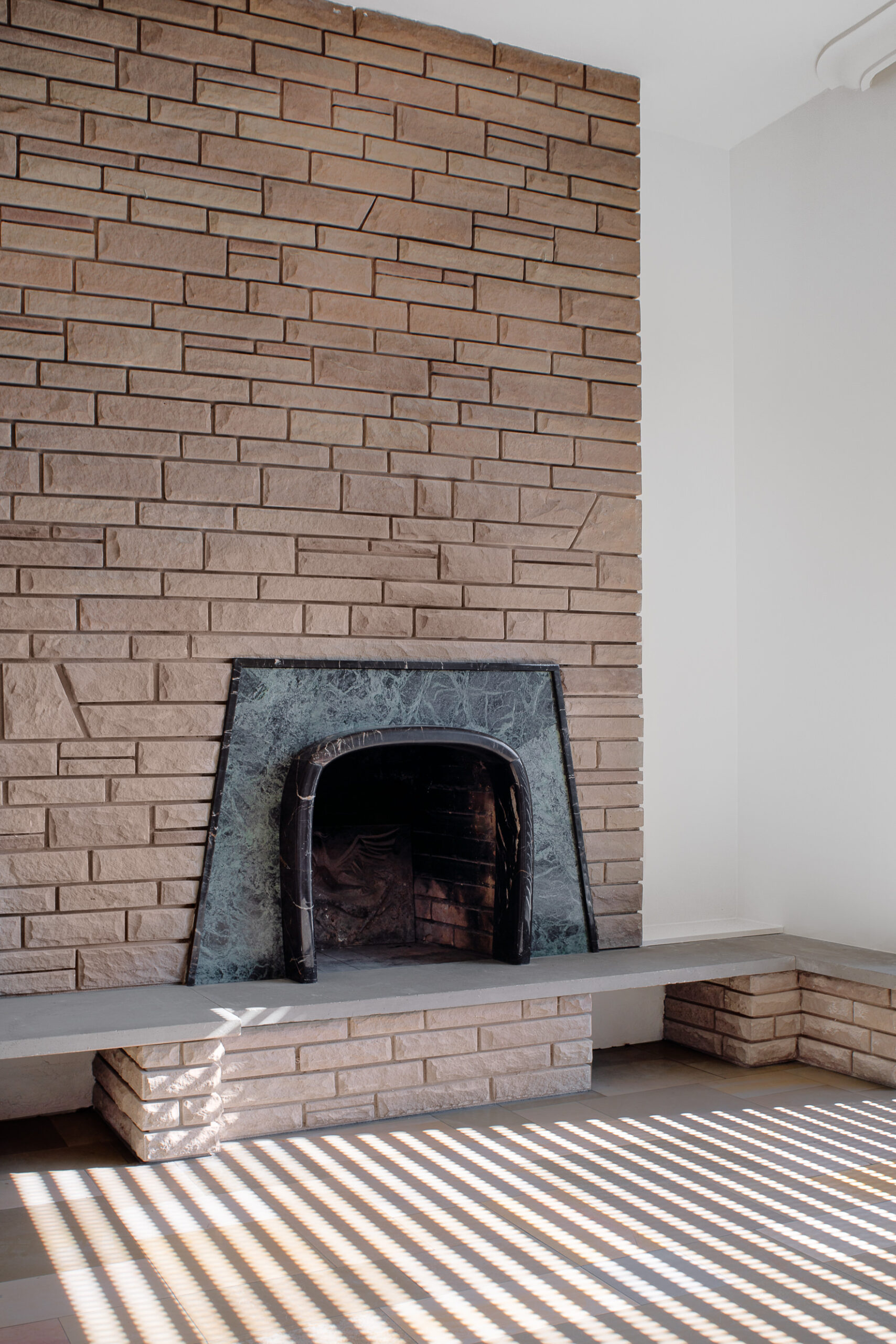 details-materiaux-bruts-maison-renovee-edifice-photo