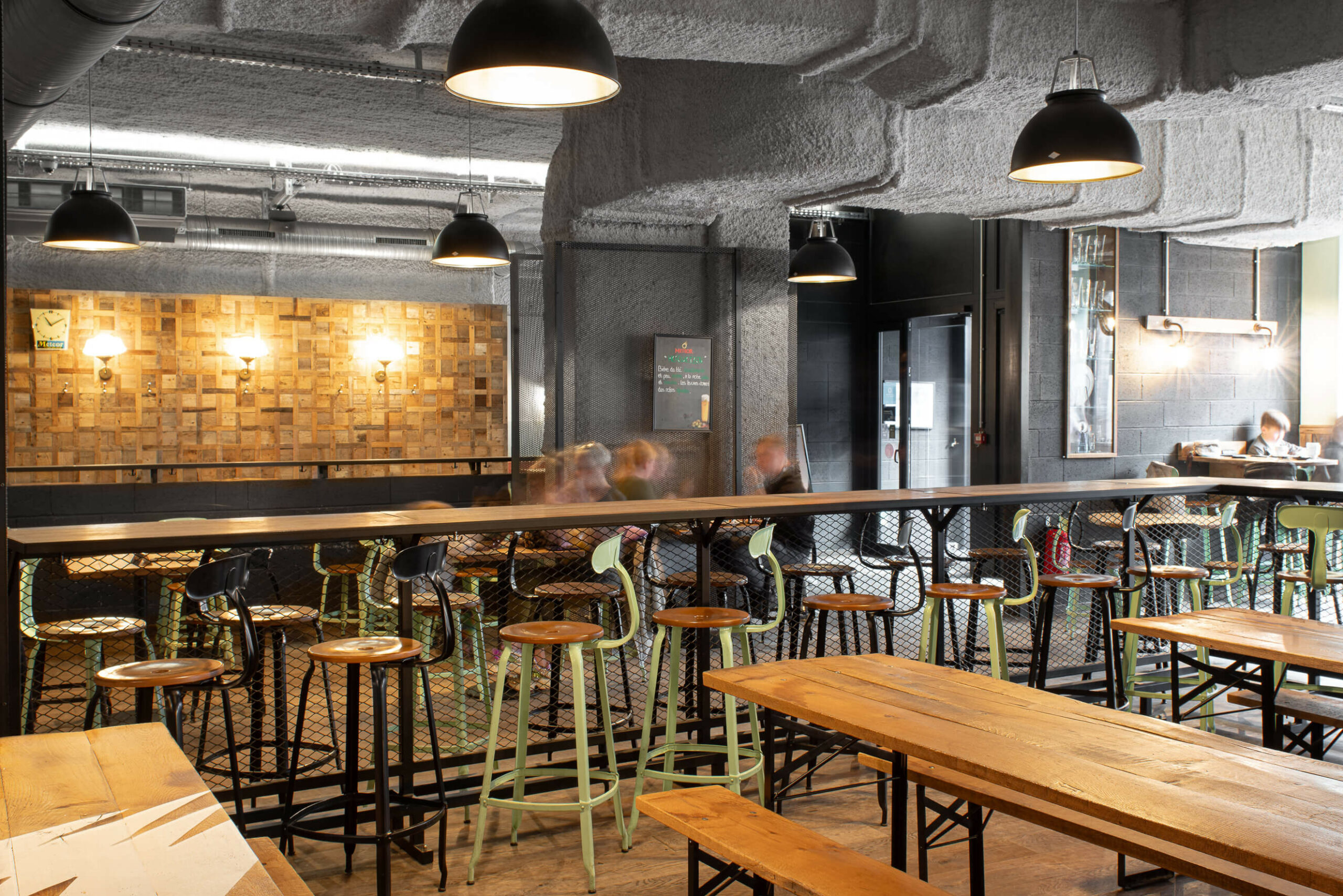 étails de l’architecture intérieure brute – Bois, métal et lumière à Strasbourg