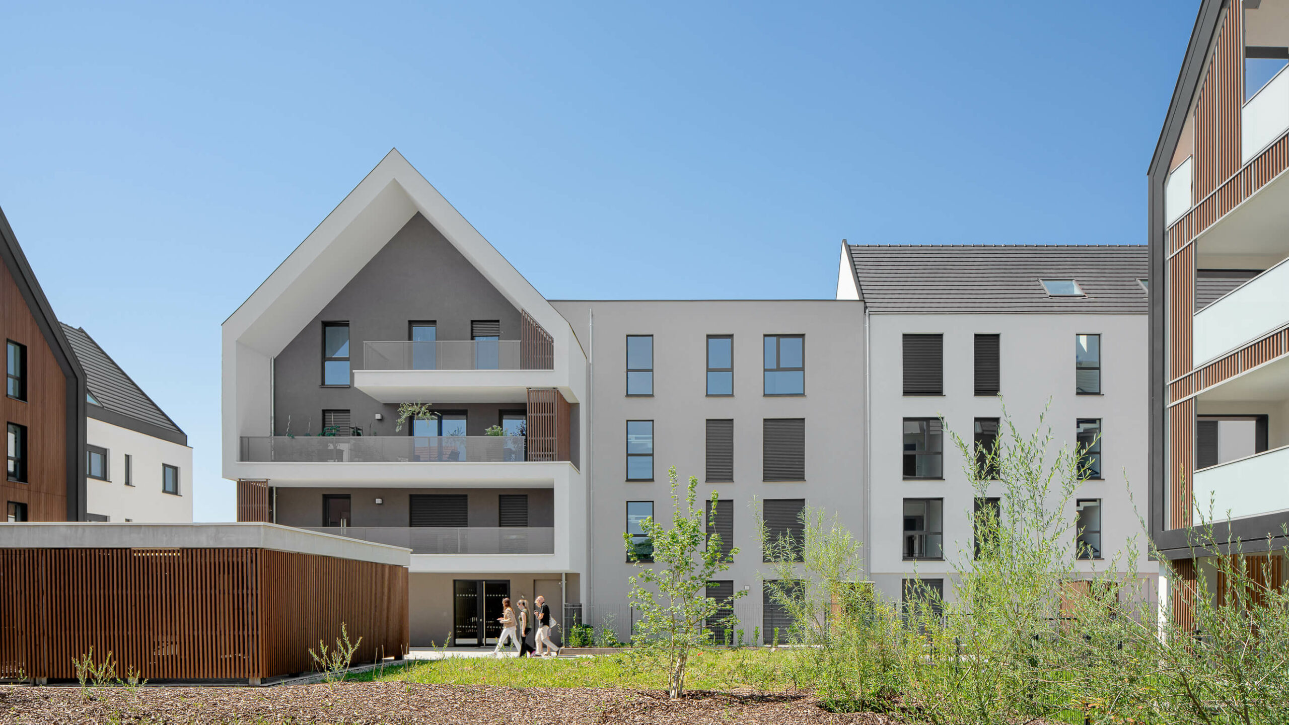 façade-blanche-balcons-arrondis-architecture-vendhome façade-blanche-balcons-arrondis-architecture-vendhome