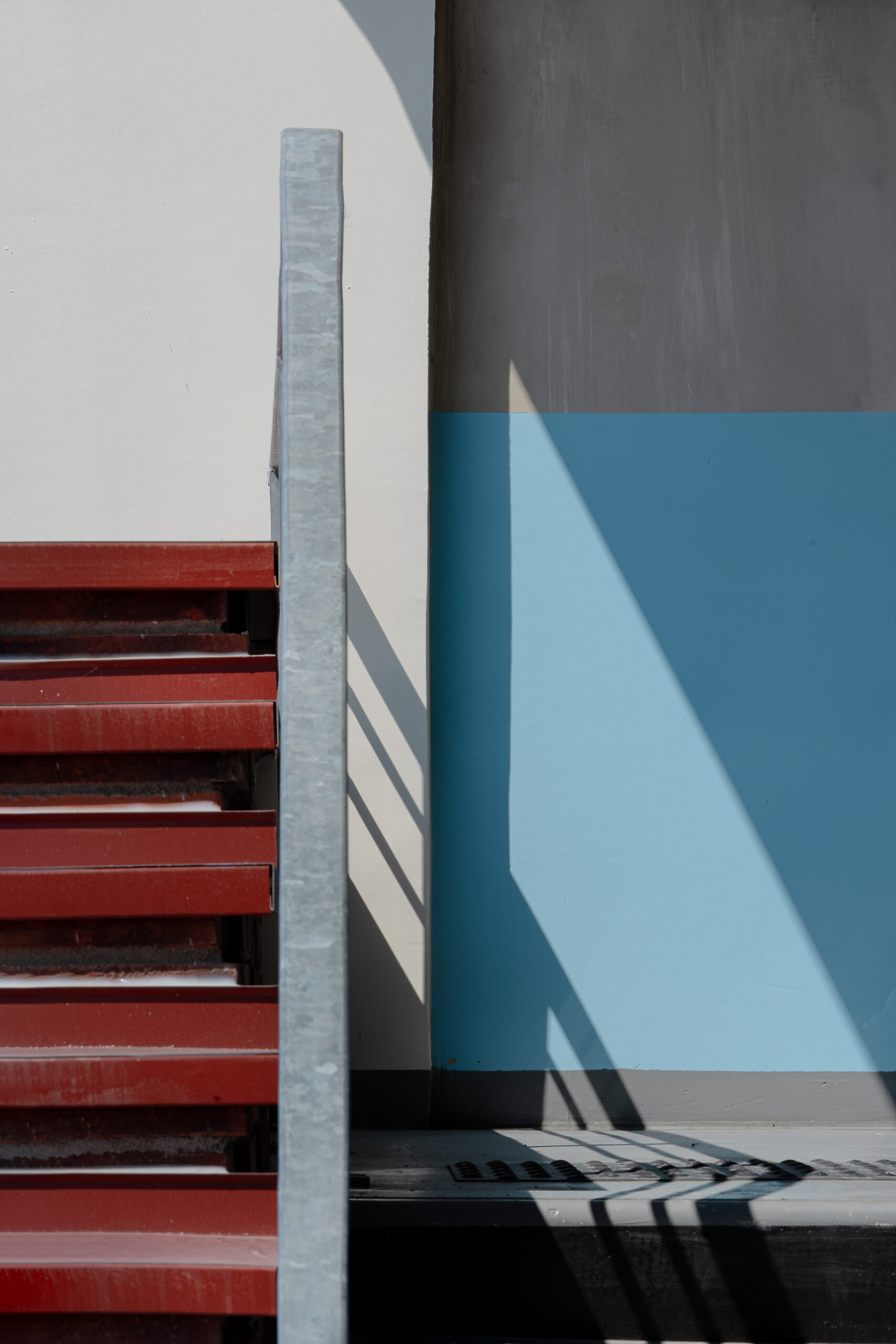 poteaux-couleurs-niveaux-parking-strasbourg-lumière-naturelle