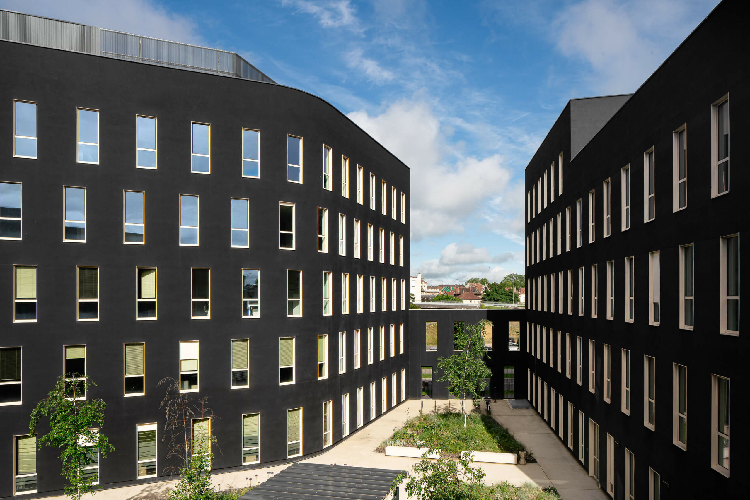 bâtiment-bureau-cour-centrale-vegetalisee-troyes bâtiment-bureau-cour-centrale-vegetalisee-troyes