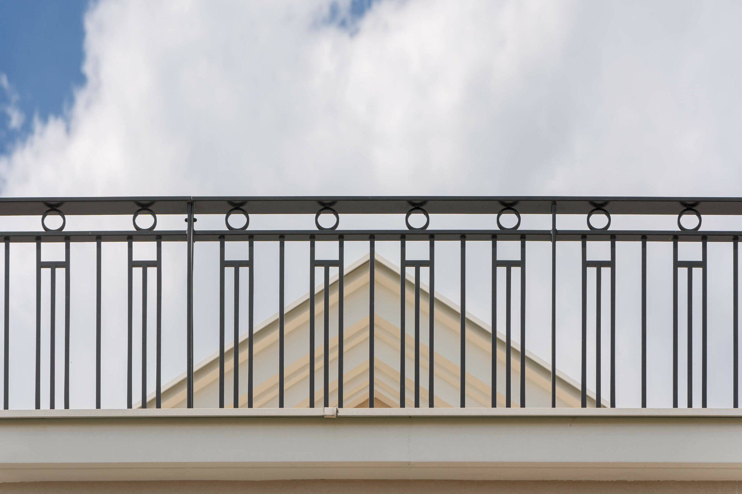 detail-facade-brique-et-enduit-logement-blanc-mesnil